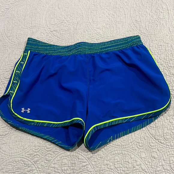 Under Armour Size Small women’s semi fitted running short - Picture 1 of 3